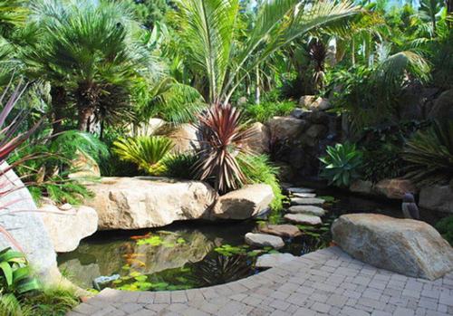 Thiết kế Trang trí sân vườn bằng thác nước và hồ nhỏ