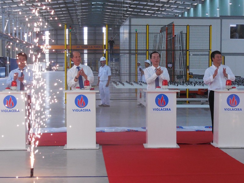 Ngày khánh thành Nhà máy Kính tiết kiệm năng lượng VigLacera, TCty VigLacera đã vinh dự đón nhận lời khen của Bộ trưởng Bộ Xây dựng Phạm Hồng Hà.