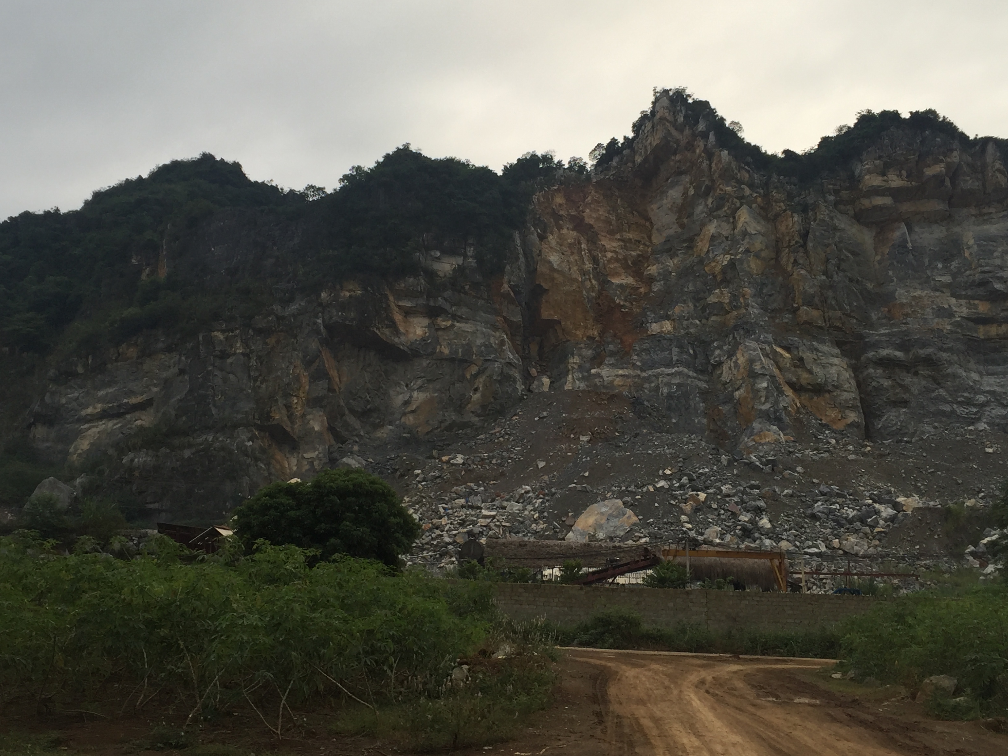 Thanh Hóa: Đầu tư nhà máy khai thác và chế biến đá xây dựng tại Vĩnh Lộc
