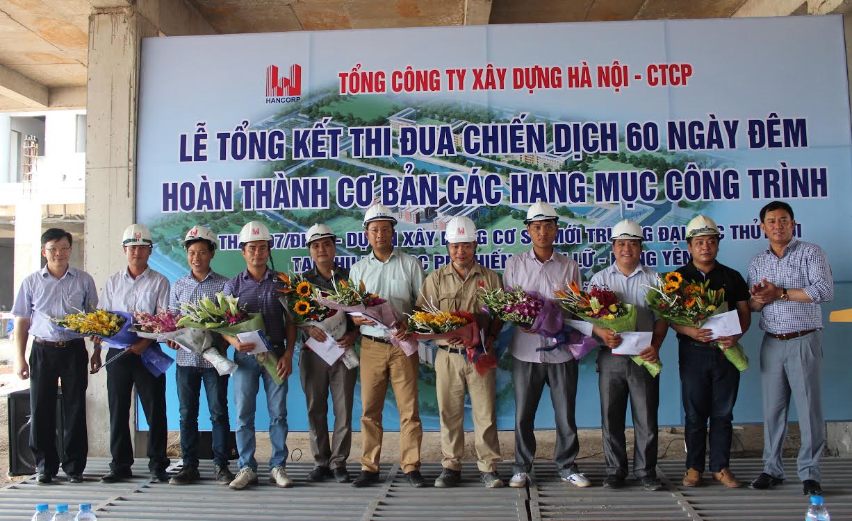 Lãnh đạo Hancorp và lãnh đạo Trường ĐHTL lên tặng hoa cho các đơn vị thi công