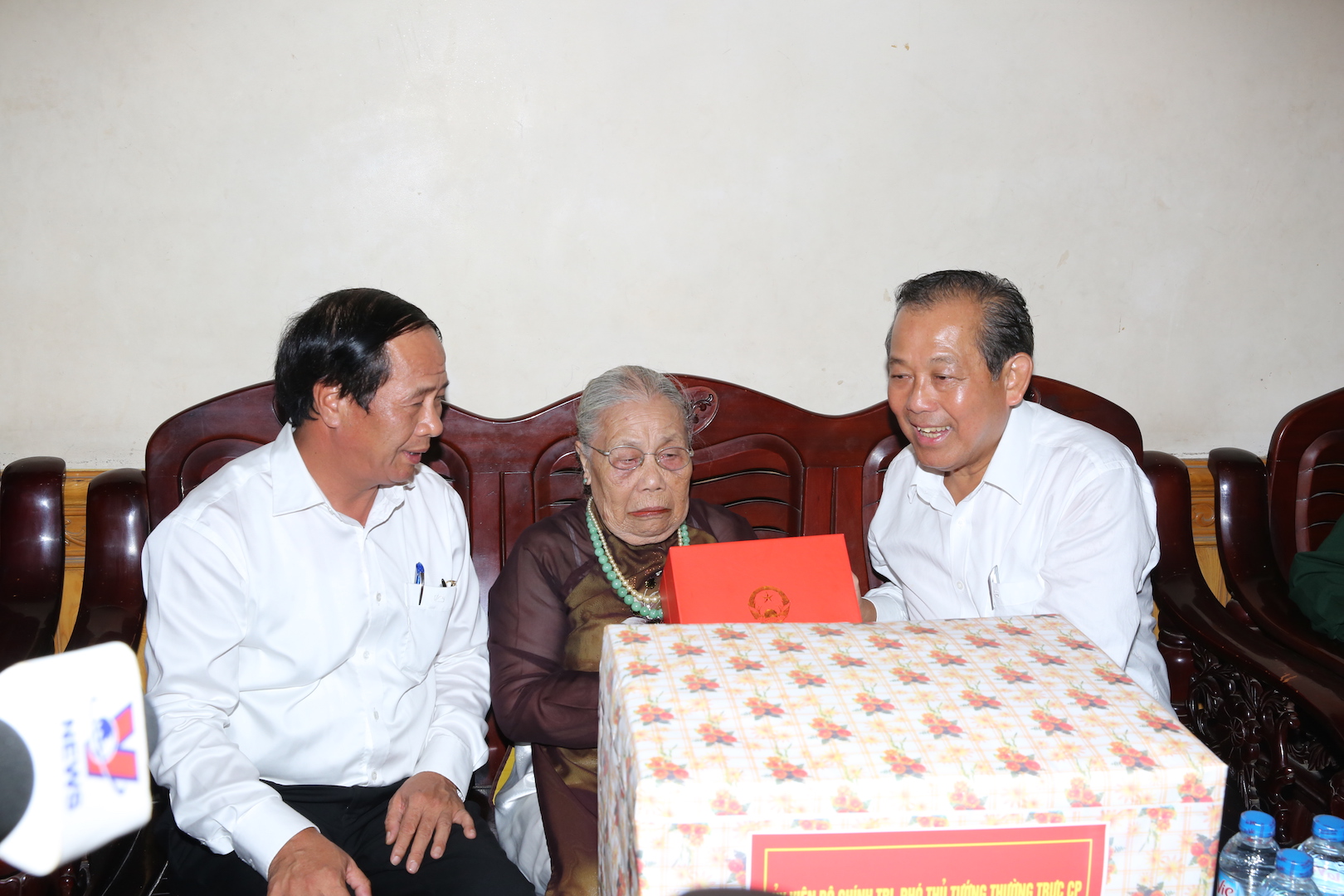 Phó Thủ tướng Thường trực Chính phủ Trương Hòa Bình thăm và tặng quà cụ Chu Thị Dục, 92 tuổi, mẹ liệt sĩ, trú tại phường Trại Cau, quận Lê Chân, TP. Hải Phòng.
