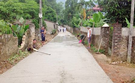 Người dân xóm Duyên, xã Ký Phú (Đại Từ) thi công tuyến đường bê tông trục xóm.