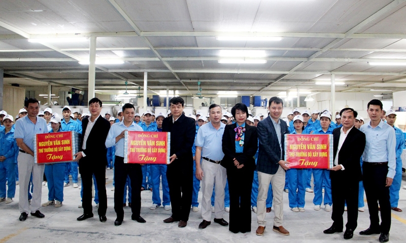 Thứ trưởng Nguyễn Văn Sinh cùng Chủ tịch Công đoàn Xây dựng Việt Nam thăm và tặng quà người lao động