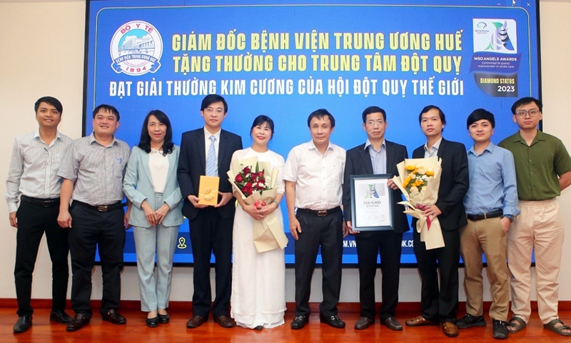 Bệnh viện Trung ương Huế được trao tặng giải thưởng Diamond của Hội Đột quỵ thế giới