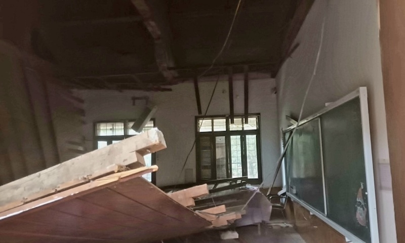 Nghệ An: Sập trần gỗ phòng học, nhiều học sinh bị thương