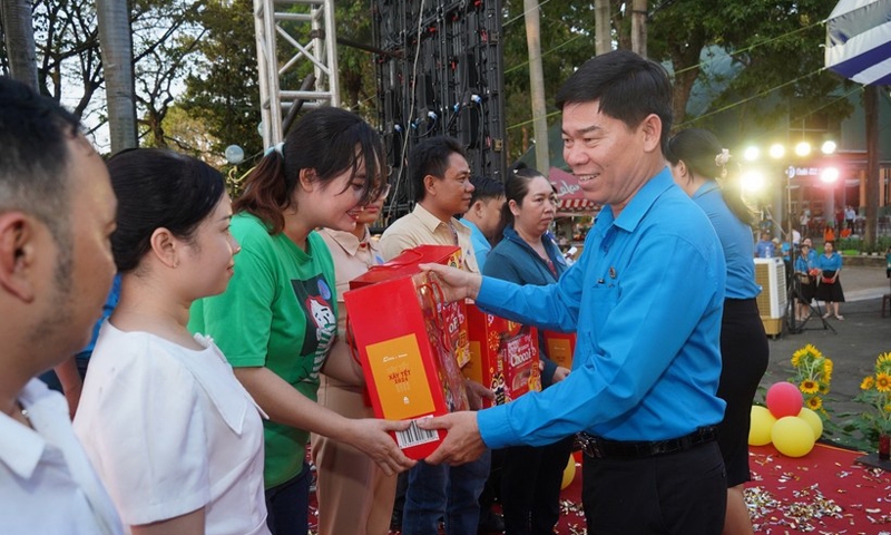 Hơn 21.000 gia đình công nhân vui Tết miễn phí ở Công viên Văn hóa Đầm Sen
