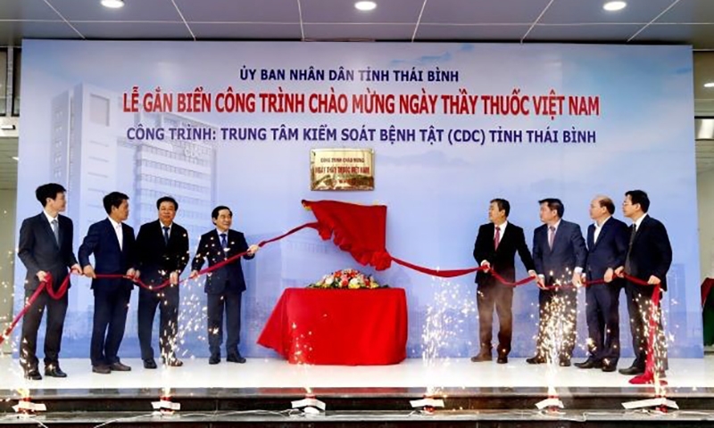 Thái Bình: Gắn biển công trình Trung tâm kiểm soát bệnh tật (CDC)