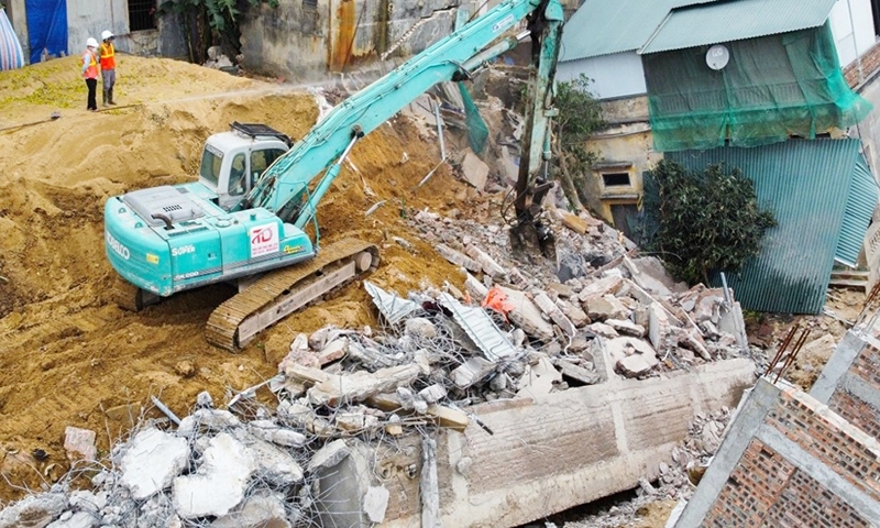 Bắc Ninh: Tháo dỡ 10 ngôi nhà sau sự cố sạt lở bờ sông Cầu