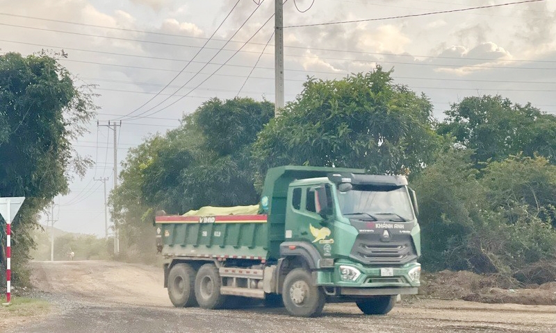Khánh Hòa: Tăng cường kiểm tra, xử lý xe tải chở hàng quá tải trọng, rơi vãi vật liệu