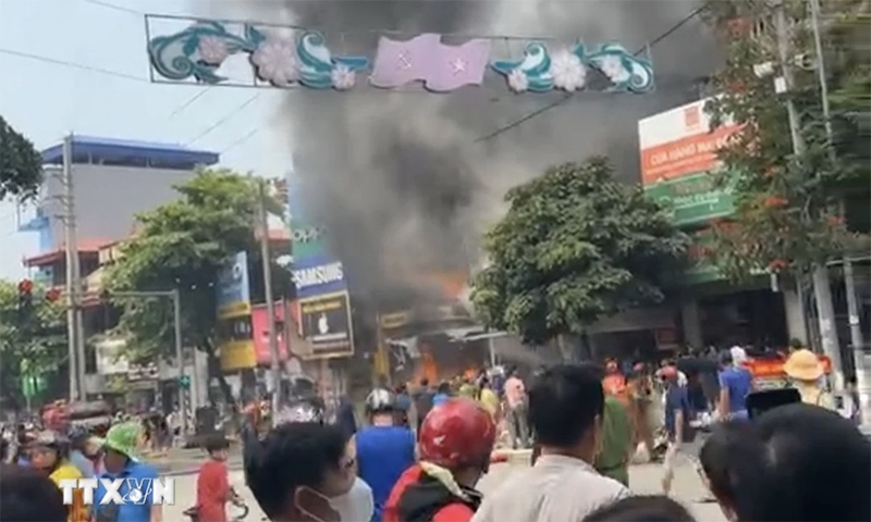 Sơn La: Cháy lớn tại siêu thị điện tử, điện lạnh ở thị trấn Phù Yên