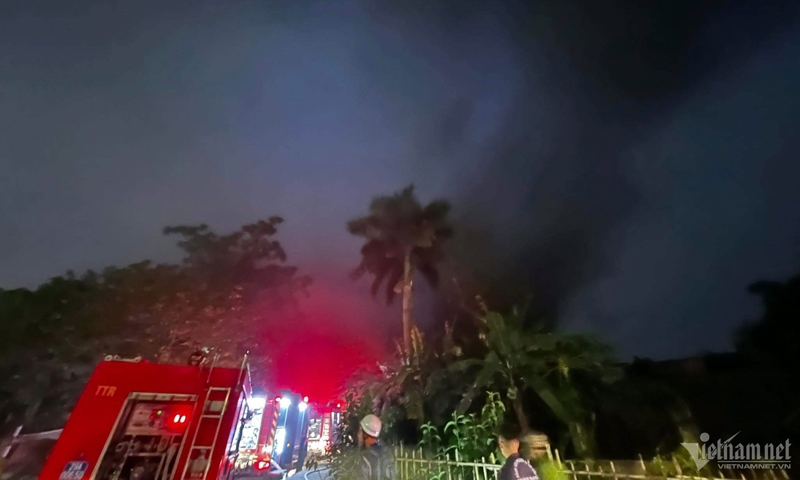 Cháy lớn thiêu rụi xưởng gỗ ở Hà Nội