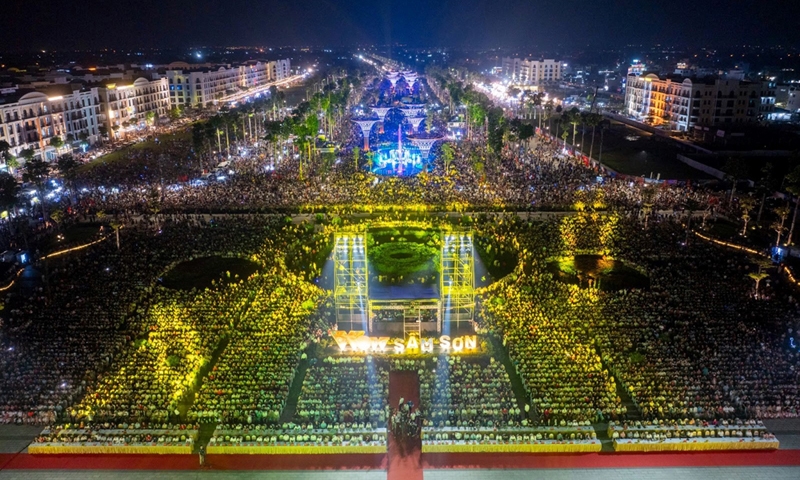 Hơn 300.000 người đổ về Quảng trường biển thành phố Sầm Sơn xem khai mạc Lễ hội Du lịch biển