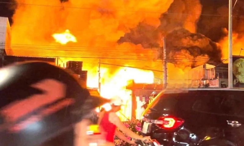 Bình Dương: Hỏa hoạn lớn ở xưởng pallet gỗ, huy động 7 xe chữa cháy dập lửa