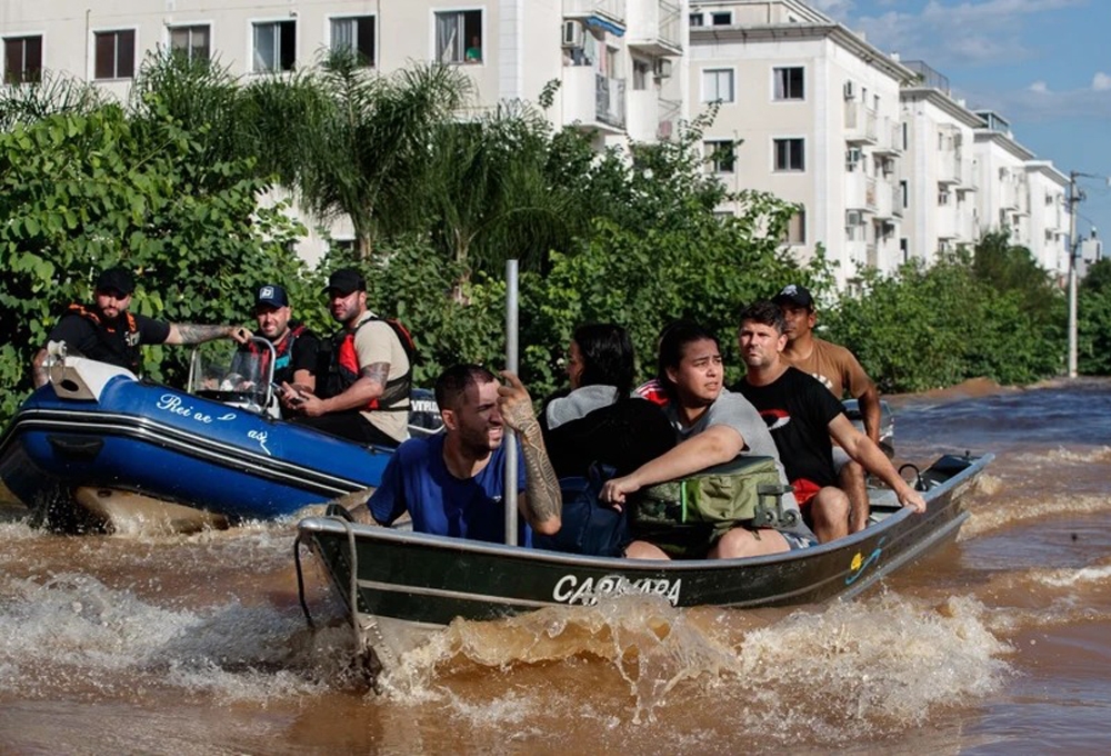 100 người đã thiệt mạng và trăm nghìn ngôi nhà bị phá hủy do mưa lũ ở Brazil