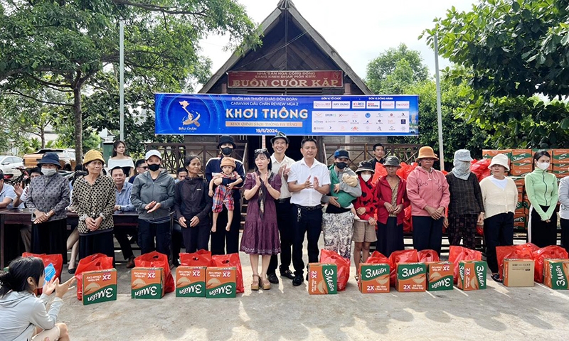 Cộng đồng review bất động sản trao quà tặng cho hộ nghèo tại Đắk Lắk