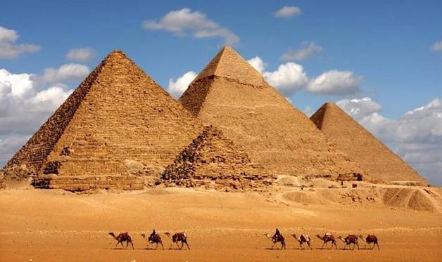 /><br />Kim tự tháp nổi tiếng và bí ẩn nhất thế giới cổ đại.</p>
<p>Cho đến nay, vẫn chưa có một câu trả lời chính thức, đầy đủ, chính xác nào cho những bí ẩn của Kim tự tháp. Không phải ngẫu nhiên mà trong 7 kỳ quan thế giới (cổ đại), Kim tự tháp Ai Cập đứng ở vị trí cao nhất và là kỳ quan cuối cùng còn sót lại cho đến ngày nay.</p>
<p><strong>Bao nhiêu nhân công tham gia xây dựng?</strong></p>
<p>Trong suốt nhiều thế kỷ qua, con người luôn tò mò làm thế nào người Ai Cập cổ xưa có thể xây dựng được Đại kim tự tháp? Bao nhiêu người tham gia xây dựng và họ là những ai?</p>
<p>Dựa trên các tài liệu cổ và dựa trên ước tính khoa học cho biết, số lượng nhân công phụ thuộc vào nhiều yếu tố nhưng dao động từ khoảng 20 – 100 nghìn người làm việc liên tục. Số lượng nhân công này sẽ được thay thế thường xuyên bởi xây dựng kim tự tháp là công việc rất khổ ải và làm sức khỏe những nô lệ này kiệt quệ.</p>
<p>Đây là công trình kiến trúc cổ nhất và duy nhất còn tồn tại trong số 7 kỳ quan thế giới cổ đại. Kim tự tháp Giza được xây dựng vào khoảng thời gian từ năm 2580 – 2560 trước công nguyên. Khi mới hoàn thành, công trình này có chiều cao là 149,6m. Theo ước tính, kim tự tháp Giza được xây từ 2,3 triệu khối đá, với tổng trọng lượng lên tới 5,9 triệu tấn. Khối lượng nhân công hẳn là rất khổng lồ được huy động để xây dựng khu lăng mộ này.</p>
<p>Công trình quả là kỳ diệu khi đưa đá lên cao. Các nhân công phải đưa những hòn đá này vào đúng vị trí của nó. Tùy vào kim tự tháp, thứ tự sắp đặt các viên đá, họ sẽ tạo nên các cấu trúc bên trong khác nhau. Sau khi hoàn thành việc đặt các viên đá để tạo nên hình dáng của Kim tự tháp, người ta phải tiến hành trau chuốt mặt ngoài và mặt trong của Kim tự tháp. Công việc chau chuốt được thực hiện từ trên xuống dưới.</p>
<p><strong>Sử dụng nguyên liệu gì?</strong></p>
<p>Hàng ngàn năm kể từ khi được xây xong, công trình này vẫn làm ngạc nhiên người xem và nó là công trình nhân tạo cao nhất trên trái đất cho tới tận thời Trung Cổ. Các nhà sử học từ lâu đã tranh cãi cách mà người cổ đại có thể vận chuyển hàng trăm tấn nguyên liệu mỗi ngày đến địa điểm xây dựng. Quả là kỳ tích.</p>
<p>Các Kim tháp được xây dựng từ các khối đá thiên nhiên nguyên khối, hoàn toàn không sử dụng các vật liệu liên kết như cách chúng ta dùng xi măng trong công nghệ xây dựng hiện đại. Các khối đá khổng lồ có khi gồm hàng chục tấn được đẽo gọt và ghép lại với nhau. Những khối đá đó vô cùng vững chắc, hoàn hảo và trường tồn với thời gian.</p>
<p>Các khối đá được liên kết với nhau hoàn toàn dựa trên trọng lượng của chúng. Loại đá này không phải được lấy ngay ở gần kim tự tháp mà một số trường hợp, phải được vận chuyển từ những địa điểm cách xa nơi xây dựng hàng trăm thậm chí hàng ngàn ki-lô-mét. Cách mà người ta chuyển được những tảng đá nặng hàng tấn này vào những vị trí chính xác để hòan thành kim tự tháp còn là điều bí ẩn.</p>
<p>Nguyên liệu được sử dụng được lấy chủ yếu từ mỏ đá nằm cách không xa Kim tự tháp này. Tuy nhiên, lớp đá bọc ngoài kim tự tháp phải lấy từ sông Tura về đến nơi xây dựng Kim tự tháp. Mỗi khối đá nặng chừng 2,5 – 8 tấn được di chuyển vượt sông, vượt hàng trăm ki-lô-mét để về đến nơi xây dựng. Quá trình này thật đáng kinh ngạc vì sử dụng hoàn toàn sức người. Họ sử dụng các thanh trượt bằng gỗ, kéo bằng dây thừng đến công trường.</p>
<p><strong>Hiệu ứng nhiệt ra sao?</strong></p>
<p>Qua nghiên cứu nhóm các nhà khoa học do Narimannov dẫn đầu đã đưa ra kết luận: Trong tòa kiến trúc kiểu Kim tự tháp, sự phân bố nhiệt độ, lưu thông không khí khác hẳn trong các công trình xây dựng khác. Trong Kim tự tháp, tốc độ bốc hơi của nước chanh, vật phẩm mau chóng bị mất thủy phần, khiến xác động vật dễ dàng biến thành xác khô không bị mục rữa. Không khí trong Kim tự tháp khô hanh, nước bốc hơi phân tán nhanh, khó bám vào về mặt kim loại nên các vật thể kim loại không bị ôxy hóa gây sét gỉ.</p>
<p>Trên thực tế, người Ai Cập hiểu về hiệu ứng nhiệt và một số yếu tố mà cho đến nay, khoa học vẫn chưa thể làm rõ. Không gian bên trong các kim tự tháp đảm bảo điều kiện hoàn hảo về nhiệt độ, độ ẩm… để giúp bảo quản xác một cách tốt và hoàn hảo nhất. Và mọi lý giải chỉ mang tính tương đối, bí ẩn vẫn còn bỏ ngỏ.</p>
<p><strong>Tỷ lệ kích thước?</strong></p>
<p>Kim tự tháp cũng chứng minh là người Ai Cập đã biết đến số Pi. Kim tự tháp luôn có một tỷ lệ kích thước rất chuẩn dựa trên việc tính toán được số Pi. Đây được coi là tỷ lệ chuẩn và hiệu quả nhất để xây dựng những kiến trúc như thế này. Kim tự tháp cũng được làm chi li đến mức dù được ghép từ các khối đá lớn, riêng biệt nhưng chúng ta thậm chí không thể luồn một lưỡi dao sắc mảnh vào giữa hai phiến đá. Tại kim tự tháp Kheops, chiều cao chênh lệch giữa hai cạnh đối diện ở mức dưới 2cm – một độ chính xác nhất trong điều kiện người Ai Cập không có các máy móc đo đạc như hiện nay.</p>
<p>Bên cạnh đó, còn phải kể đến sự hiểu biết đáng kinh ngạc về thiên văn, các chòm sao và các định hướng xuất sắc của người Ai Cập. Chỉ bằng cách quan sát các vì sao, họ đã định hướng một cách chính xác gần như tuyệt đối (sai số dưới 3 độ).</p>
<p>Kim tự tháp là niềm tự hào của người dân Ai Cập. Sự vĩ đại của Kim tự tháp thể hiện sự sáng tạo của người dân Ai Cập mà cho đến nay, những bí ẩn của nó vẫn là một câu hỏi lớn của nhân loại.</p>
<p class=