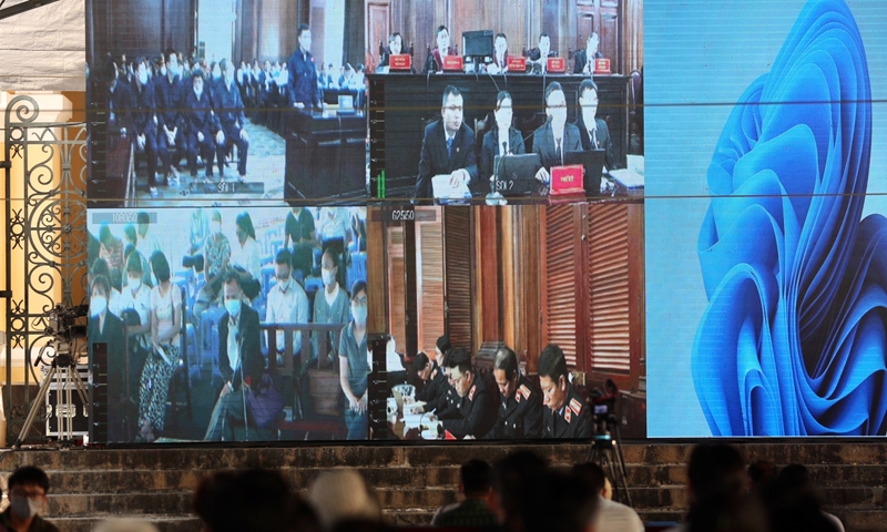 Bị hại vụ Alibaba theo dõi phiên xử qua màn hình LED