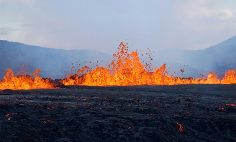 Cảnh tượng núi lửa Iceland phun trào ngoạn mục, siêu thực như ở hành tinh khác