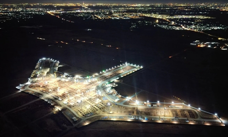 Công trường nhà ga sân bay Long Thành sáng rực giữa đêm, hoa sen dần 'lộ diện'